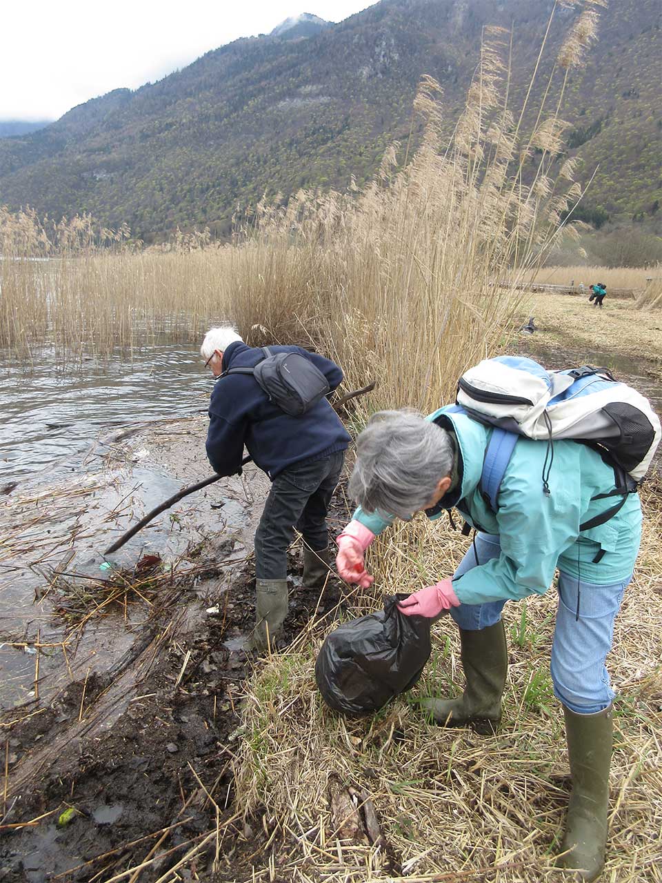 A la pêche aux détritus de toutes sortes...