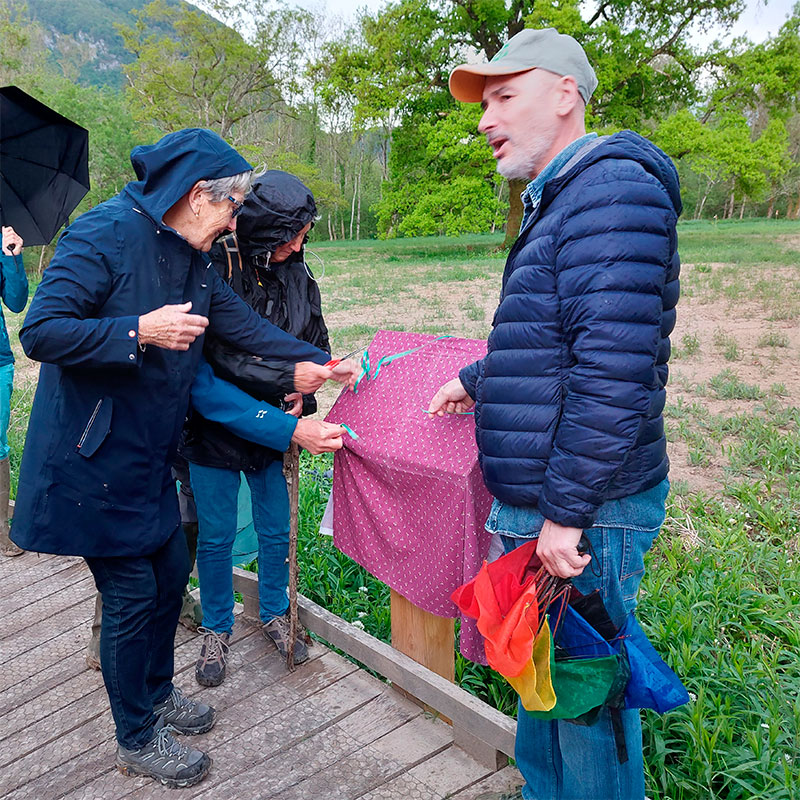 Les artistes coupent le ruban